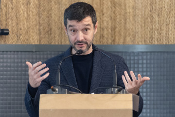 El ministro de Derechos Sociales, Consumo y Agenda 2030, Pablo Bustinduy, durante la apertura del acto '10 años de la estrategia española de autismo', en el Impact Hub Piamonte, a 14 de noviembre de