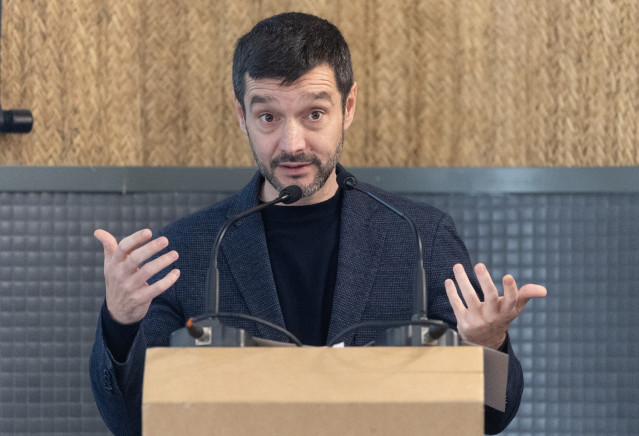 El ministro de Derechos Sociales, Consumo y Agenda 2030, Pablo Bustinduy, durante la apertura del acto '10 años de la estrategia española de autismo', en el Impact Hub Piamonte, a 14 de noviembre de 2025, en Madrid (España). El acto conmemora el décimo an