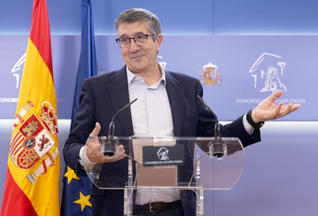 El portavoz del PSOE en el Congreso, Patxi López, durante una rueda de prensa en el Congreso.