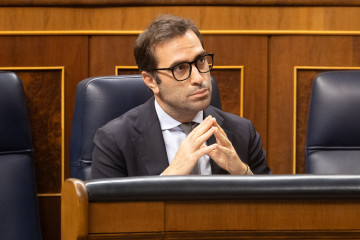 Archivo - El ministro de Economía, Comercio y Empresa, Carlos Cuerpo, durante una sesión plenaria, en el Congreso de los Diputados, a 7 de octubre de 2025, en Madrid (España).