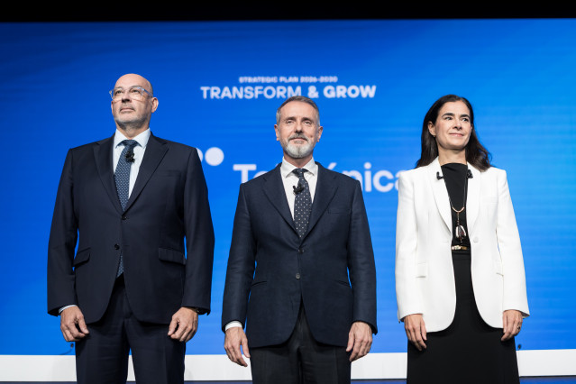 (I-D) El consejero delegado, Emilio Gayo; el presidente de Telefónica, Marc Murtra; y la directora de Finanzas y Control, Laura Abasolo; durante la presentación del nuevo plan estratégico de Telefónica, a 4 de noviembre de 2025, en Madrid (España). Telefó