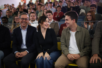 El senador del PP, Alfonso Serrano (i), y la presidenta de la Comunidad de Madrid, Isabel Díaz Ayuso (c), participan en la I convención ideológica de NNGG de Madrid, en Las Rozas, a 15 de noviembre
