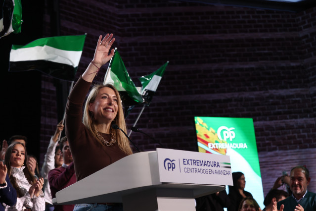 La presidenta del PP de Extremadura y del Ejecutivo regional extremeño, María Guardiola, en un acto público enmarcado en la precampaña de las elecciones del 21D, en Lobón (Badajoz)