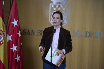La portavoz de VOX en la Asamblea, Isabel Pérez Moñino, ofrece una rueda de prensa tras el pleno en la Asamblea de Madrid, a 23 de octubre de 2025, en Madrid (España). El pleno debate sobre la situ