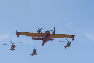 Archivo - Aviones de la UME vuelan durante un acto militar