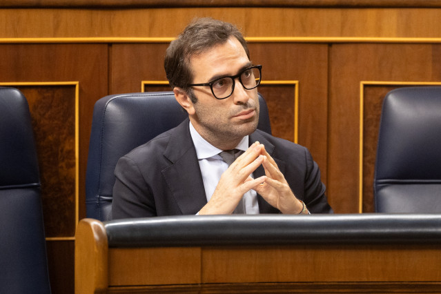 Archivo - El ministro de Economía, Comercio y Empresa, Carlos Cuerpo, durante una sesión plenaria, en el Congreso de los Diputados, a 7 de octubre de 2025, en Madrid (España).