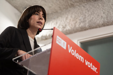 La ministra de Ciencia, Innovación y Universidades y secretaria general del PSPV-PSOE, Diana Morant, atiende a los medios de comunicación en la sede del PSPV-PSOE, a 8 de noviembre de 2025, en Valen