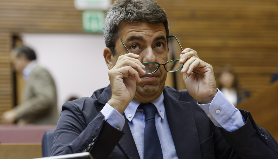 Archivo - El presidente de la Generalitat, Carlos Mazón, durante una sesión de control