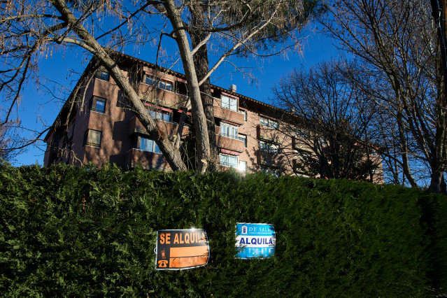 Archivo - Carteles de alquileres de viviendas en Madrid.