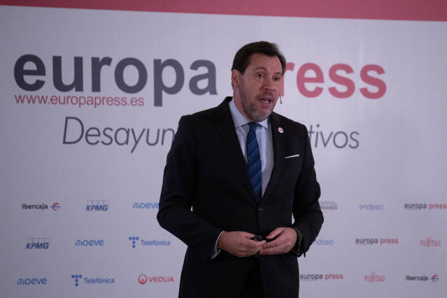 El ministro de Transportes y Movilidad Sostenible, Óscar Puente, durante un desayuno informativo de Europa Press, en el Hyatt Regency Hesperia Madrid, a 17 de noviembre de 2025, en Madrid (España).