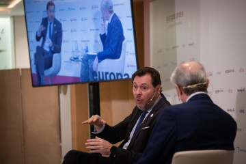 El ministro de Transportes y Movilidad Sostenible, Óscar Puente, y el director de Europa Press, Javier García Vila, durante un desayuno informativo de Europa Press, en el Hyatt Regency Hesperia Madr