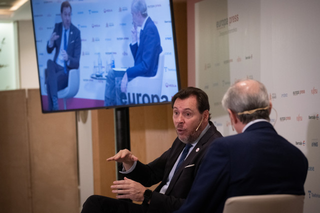 El ministro de Transportes y Movilidad Sostenible, Óscar Puente, y el director de Europa Press, Javier García Vila, durante un desayuno informativo de Europa Press, en el Hyatt Regency Hesperia Madrid, a 17 de noviembre de 2025, en Madrid (España).