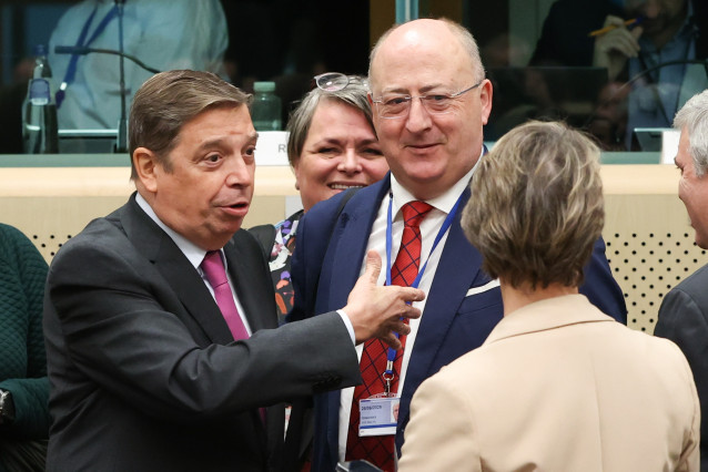 El ministro de Agricultura, Pesca y Alimentación, Luis Planas, junto a los colegas del ramo europeos en una reunión en Bruselas.