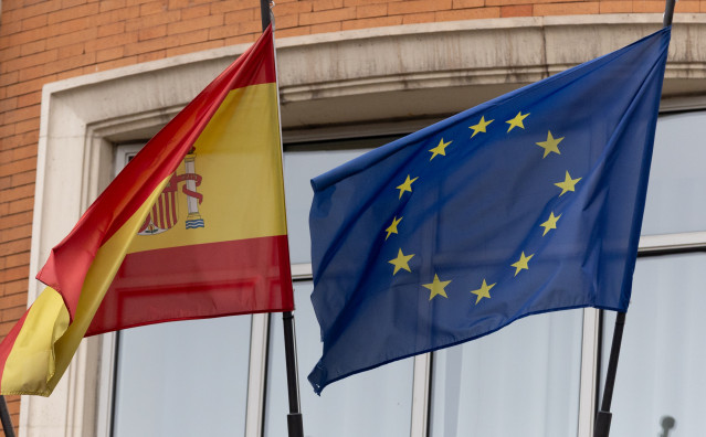 Archivo - Una bandera de la Unión Europea junto a una bandera de España, a 3 de enero de 2024, en Madrid (España). La bandera de la Unión Europea está formada por 12 estrellas amarillas dispuestas en círculo sobre un fondo azul. Las estrellas representan