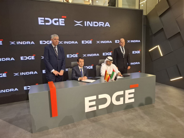 (I-D) El Consejero Delegado De Indra, José Vicente De Los Mozos; El Presidente De Indra, Ángel Escribano, Y El Consejero Delegado De Edge, Hamad Al Marar, Durante La Firma De Los Acuerdos Entre Ambas Empresas En El Salón Aeronáutico De Dubái.