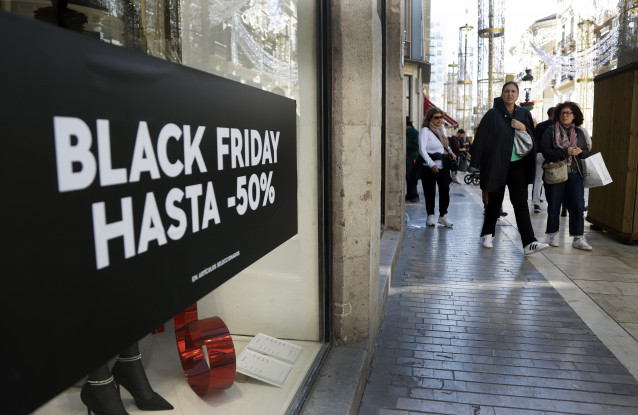 Archivo - Cientos de personas se adelantan a las compras navideñas con el Black Friday
