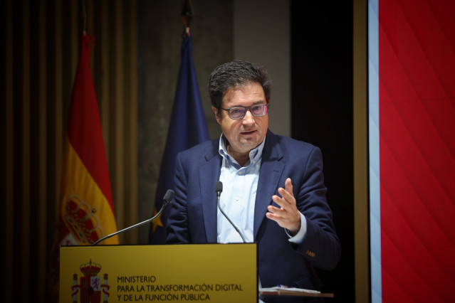 Archivo - El ministro para la Transformación Digital y de la Función Pública, Óscar López, durante la presentación del informe de balance del programa 'Kit Digital', a 17 de noviembre en la sede del Ministerio para la Transformación Digital, en Madrid (Es