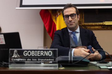 El ministro de Economía, Comercio y Empresa, Carlos Cuerpo, comparece en la Comisión Mixta para la Unión Europea, en el Congreso de los Diputados, a 17 de noviembre de 2025, en Madrid (España).