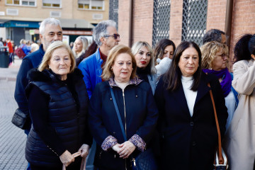 Archivo - Las hermanas de Manuel José García Caparrós  Loli, Puri y Paqui, en la ofrenda floral en el lugar del fallecimiento. A 4 de diciembre de 2024, en Málaga, Andalucía (España).