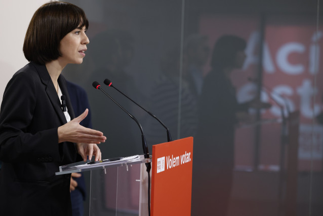 La ministra de Ciencia, Innovación y Universidad y secretaria general del PSPV-PSOE, Diana Morant, durante una reuda de prensa tras la Comisión Ejecutiva Nacional de los socialistas valencianos, a 3 de noviembre de 2025, en Valencia, Comunidad Valenciana