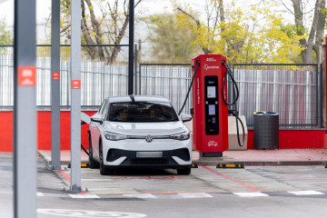 Electrolinera pública más grande de Madrid, en Vicálvaro, a 14 de noviembre de 2025, en Madrid (España).