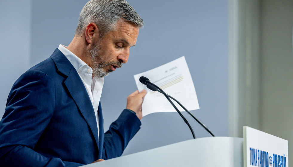 Archivo - El vicesecretario de Hacienda, Vivienda e Infraestructuras del PP, Juan Bravo, durante una rueda de prensa, en la sede del PP, a 11 de agosto de 2025, en Madrid (España).