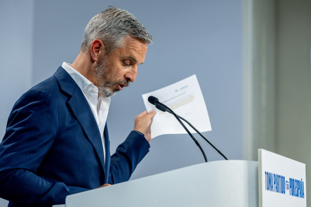 Archivo - El vicesecretario de Hacienda, Vivienda e Infraestructuras del PP, Juan Bravo, durante una rueda de prensa, en la sede del PP, a 11 de agosto de 2025, en Madrid (España).