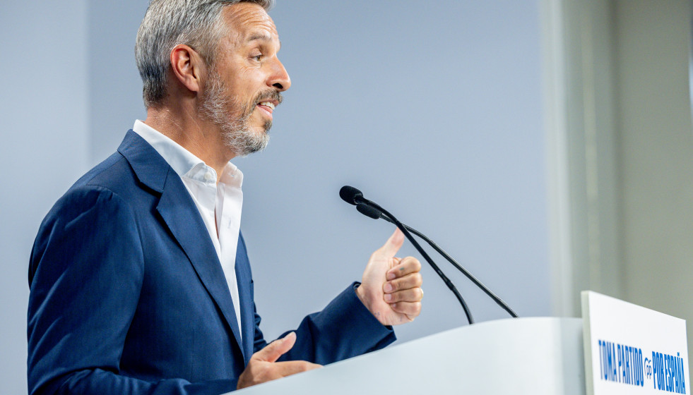 Archivo - El vicesecretario de Hacienda, Vivienda e Infraestructuras del PP, Juan Bravo, durante una rueda de prensa, en la sede del PP, a 11 de agosto de 2025, en Madrid (España).