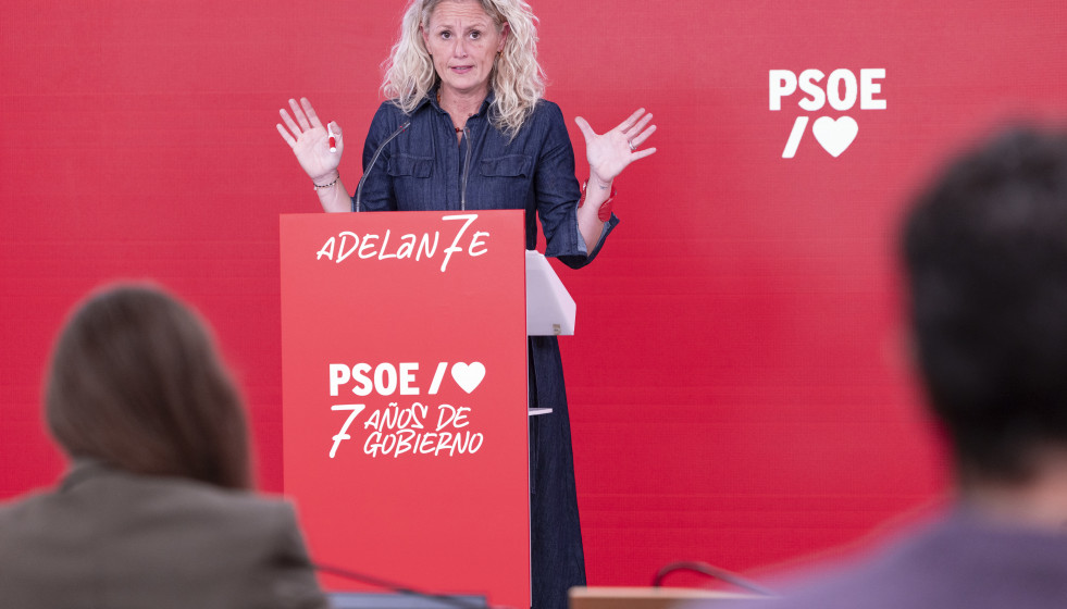 La portavoz del PSOE, Montse Mínguez, en una rueda de prensa en Ferraz.
