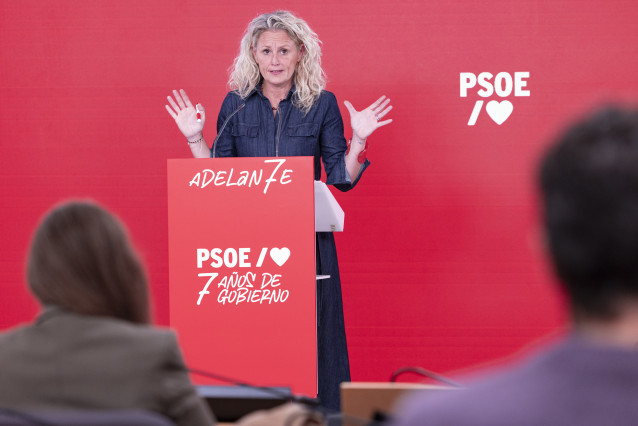 La portavoz del PSOE, Montse Mínguez, en una rueda de prensa en Ferraz.