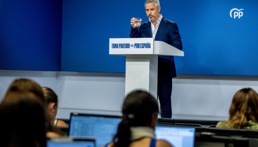 Archivo - El vicesecretario de Hacienda, Vivienda e Infraestructuras del PP, Juan Bravo, durante una rueda de prensa, en la sede del PP, a 11 de agosto de 2025, en Madrid (España).