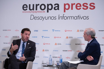 El ministro de Transportes y Movilidad Sostenible, Óscar Puente, y el director de Europa Press, Javier García Vila, durante un desayuno informativo de Europa Press, en el Hyatt Regency Hesperia Madr