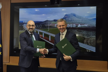 Momento de la firma del acuerdo entre Adif y Mercasa