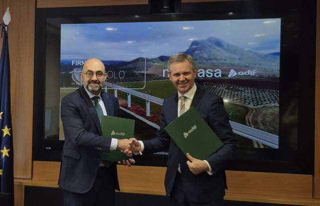 Momento de la firma del acuerdo entre Adif y Mercasa