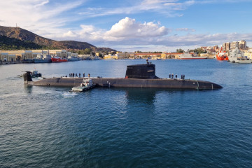 El submarino S-82 'Narciso Monturiol' en aguas de Cartagena