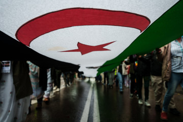 Una bandera saharaui durante una manifestación