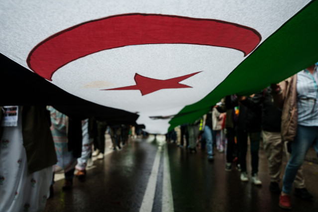 Una bandera saharaui durante una manifestación