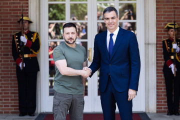 Archivo - El presidente de Ucrania, Volodimir Zelenski (i) y el presidente del Gobierno, Pedro Sánchez (d), a su llegada a un encuentro en el Palacio de La Moncloa, a 27 de mayo de 2024, en Madrid (E