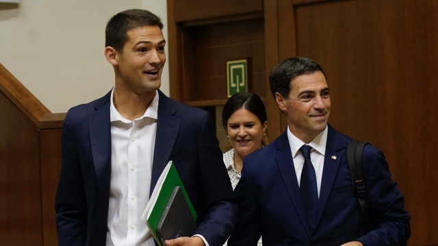 Archivo - El portavoz parlamentario del PNV, Joseba Díez Antxustegi, con el Lehendakari,Imanol Pradales