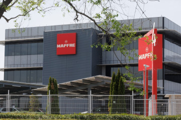 Archivo - Fachada de la sede de Mapfre en Madrid