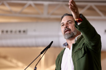 El presidente de VOX, Santiago Abascal, interviene durante un acto para presentar a los candidatos de VOX a las elecciones autonómicas en Extremadura, en el Hotel Las Lomas, a 17 de noviembre de 2025