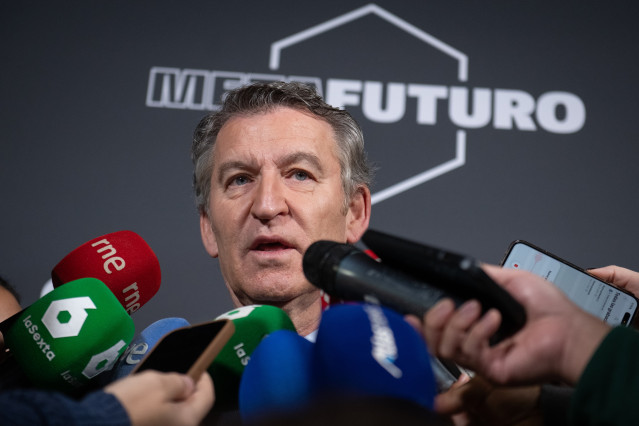 El presidente del Partido Popular, Alberto Núñez Feijóo, atiende a los medios durante el foro Metafuturo 2025, en el Ateneo de Madrid, a 18 de noviembre de 2025, en Madrid (España).