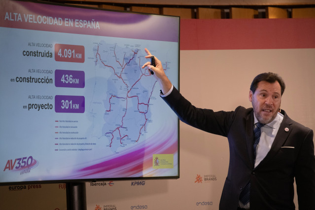 El ministro de Transportes y Movilidad Sostenible, Óscar Puente, durante un desayuno informativo de Europa Press, en el Hyatt Regency Hesperia Madrid, a 17 de noviembre de 2025, en Madrid (España).
