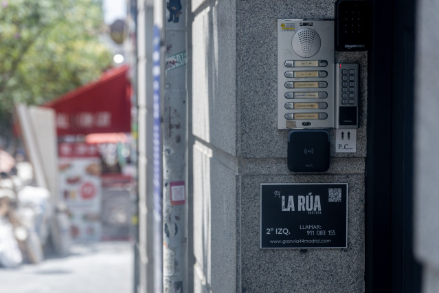 Archivo - Caja de llaves de un apartamento turístico, a 1 de julio de 2025, en Madrid (España).