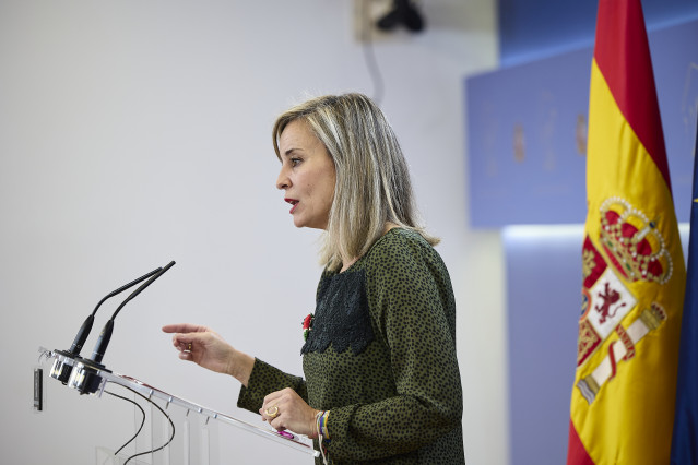 La diputada del grupo parlamentario de Sumar, Verónica Martínez Barbero, ofrece una rueda de prensa en el Congreso de los Diputados, a 21 de octubre de 2025, en Madrid (España).