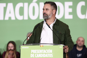 El presidente de VOX, Santiago Abascal, interviene durante un acto para presentar a los candidatos de VOX a las elecciones autonómicas en Extremadura, en el Hotel Las Lomas, a 17 de noviembre de 2025