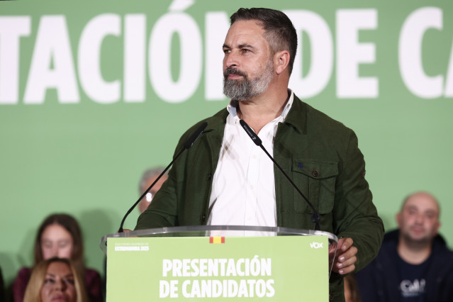 El presidente de VOX, Santiago Abascal, interviene durante un acto para presentar a los candidatos de VOX a las elecciones autonómicas en Extremadura, en el Hotel Las Lomas, a 17 de noviembre de 2025, en Mérida, Badajoz, Extremadura (España).