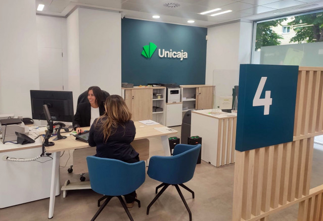 Interior de una oficina de Unicaja.