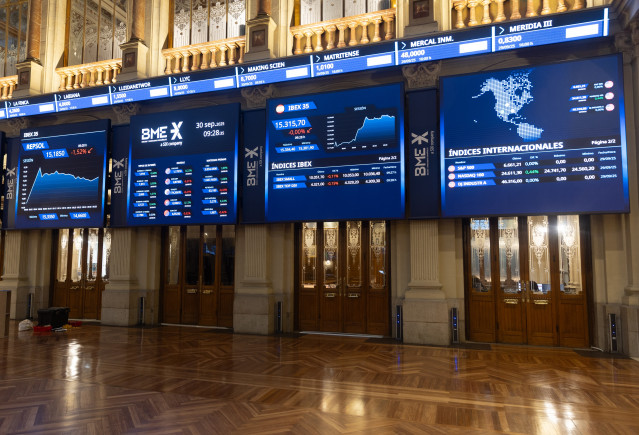 Archivo - Paneles digitales en el Palacio de la Bolsa de Madrid, a 30 de septiembre de 2025, en Madrid (España).