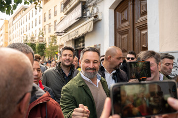 El presidente de Vox, Santiago Abascal (c), durante una visita a la Plaza de los Reyes Católicos, a 17 de noviembre de 2025, en Badajoz, Extremadura (España).